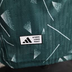 Liverpool Goalkeeper Jersey — photo 3
