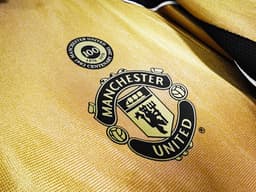 Manchester United Retro Shirt 2001/02 — photo 4