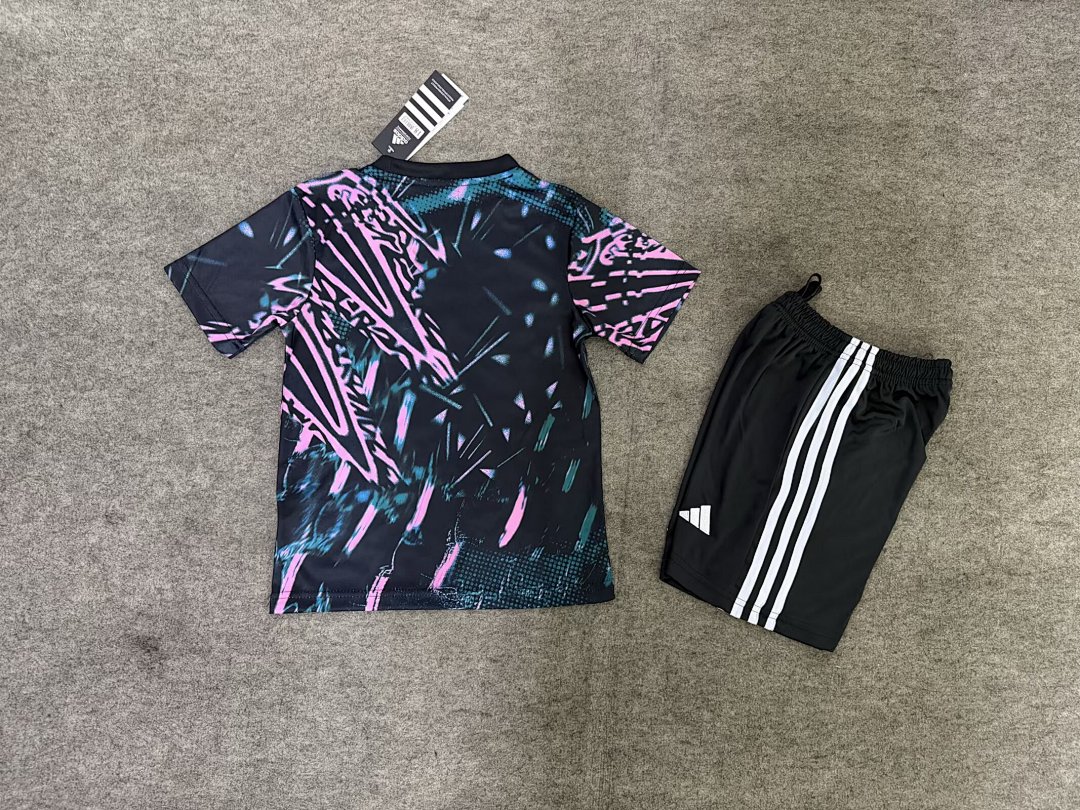 Liverpool Training Kit for Kids 2026/27 — photo 2