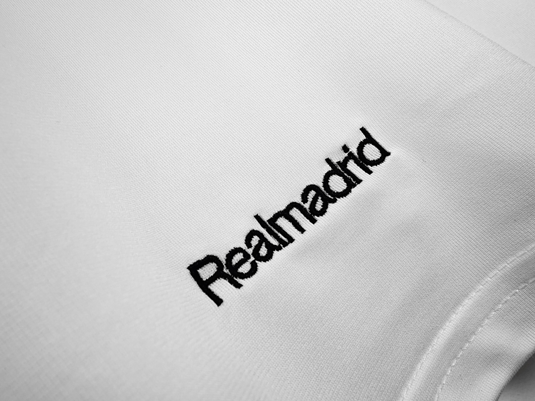 Real Madrid Retro Shirt 2005/06 Home — photo 2