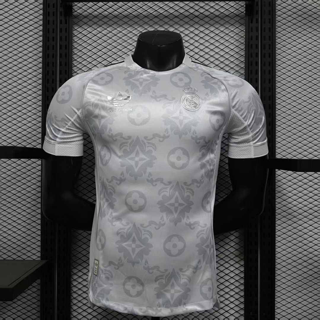 Real Madrid Jersey — photo 1